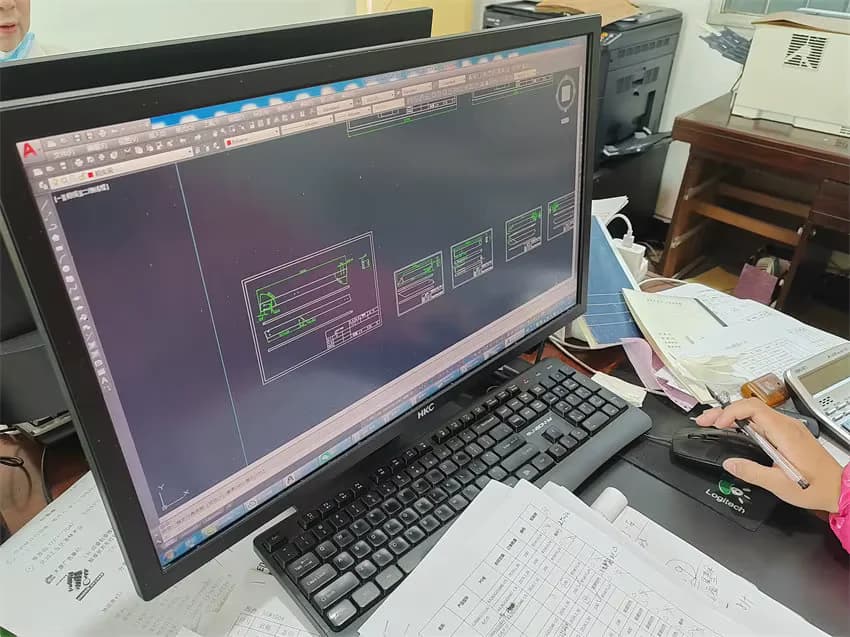 CADで屋外遊具を設計するLongtengのデザイナー
