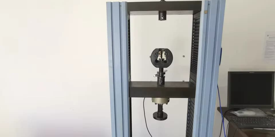 屋外遊具部品の確認に使用する引張試験機
